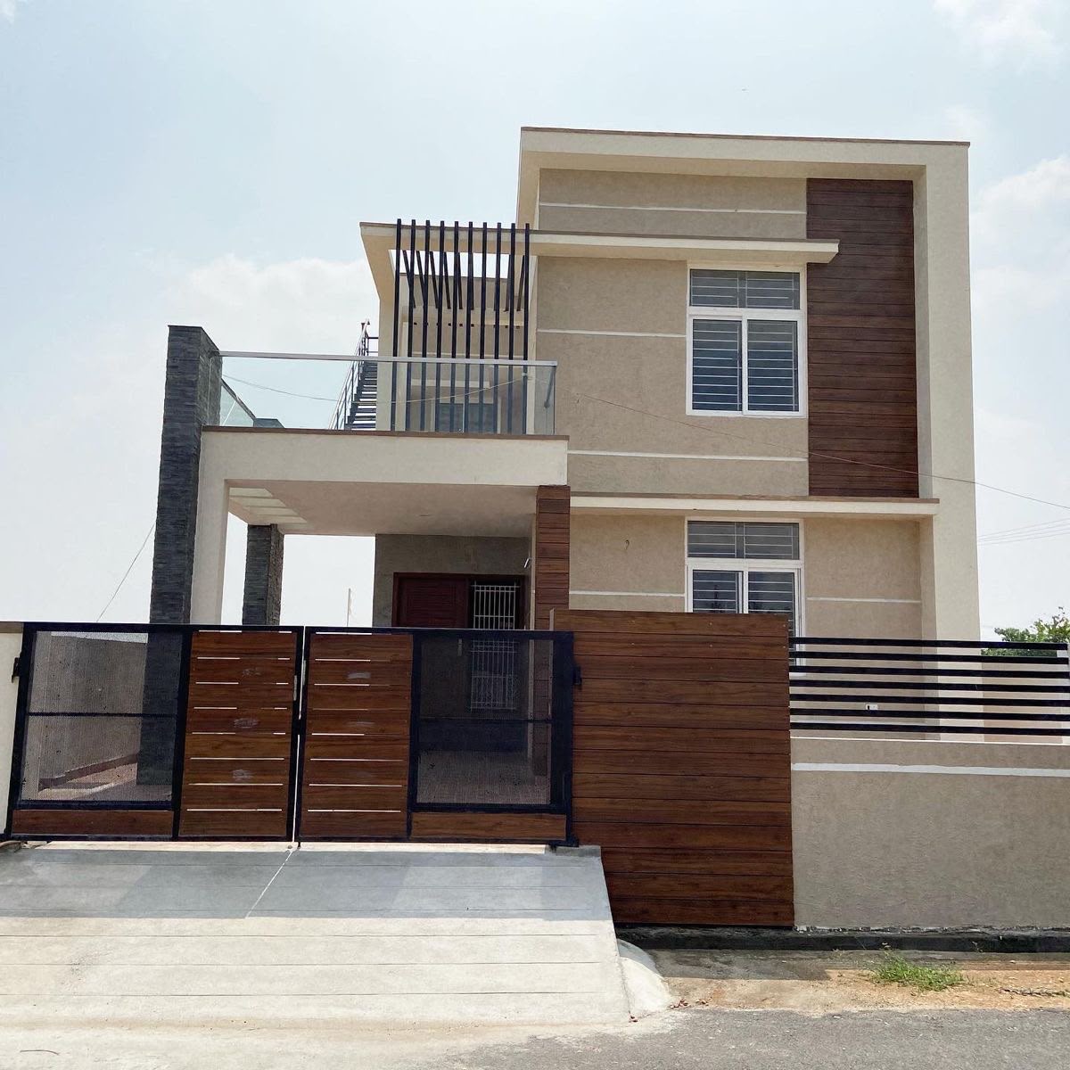 Cost-Effective Dual-Story Gated Villa with Linear Illumination